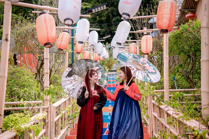 Vạn góc sống ảo siêu xinh ở Vườn Thượng Uyển Bay Đà Lạt. Vạn góc sống ảo siêu xinh ở Vườn Thượng Uyển Bay Đà Lạt.