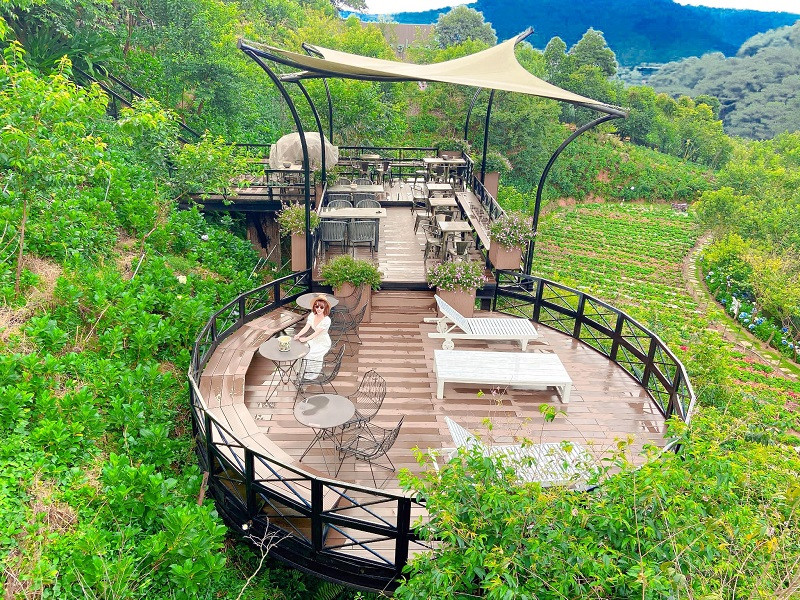 Quán cà phê thiết kế đặc biệt với tầm nhìn đẹp Quán cà phê thiết kế đặc biệt với tầm nhìn đẹp.